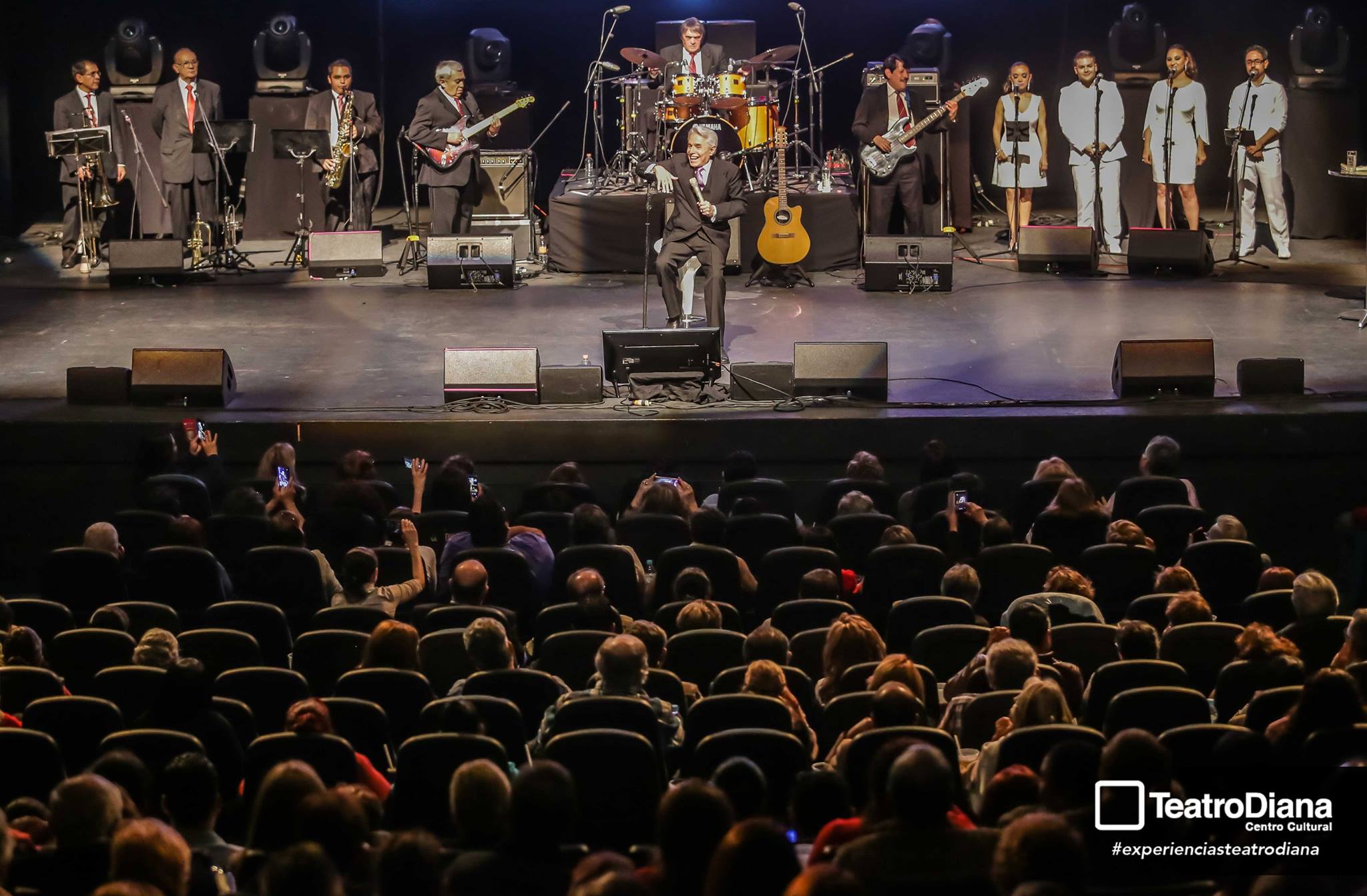 Enrique Guzmán en concierto