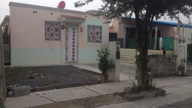 Rescatistas trasladaron a un hombre, una mujer y una menor de edad a un hospital de la localidad.