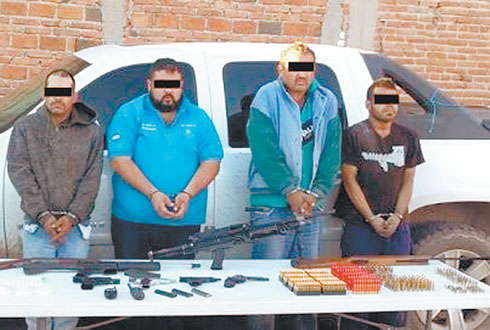 "El Chacho" (segundo de izquierda a derecha), líder de la banda "Gente Nueva" fue capturado con tres cómplices.