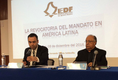 El consejero electoral capitalino Pablo Lezama y Fernando Tuesta, catedrático de la Pontificia Universidad Católica de Perú, plantearon las derivacion