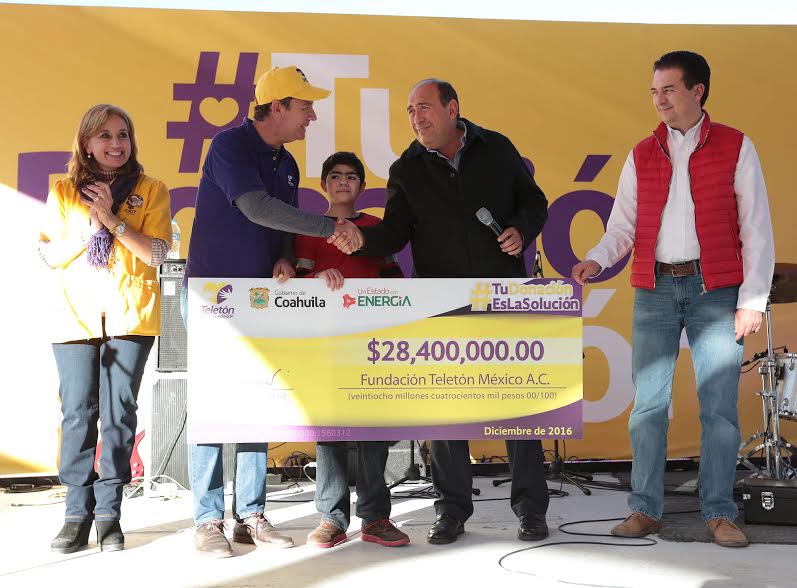 El gobernador Rubén Moreira Valdez entregó una aportación de 28 millones 400 mil pesos al Teletón 2016.