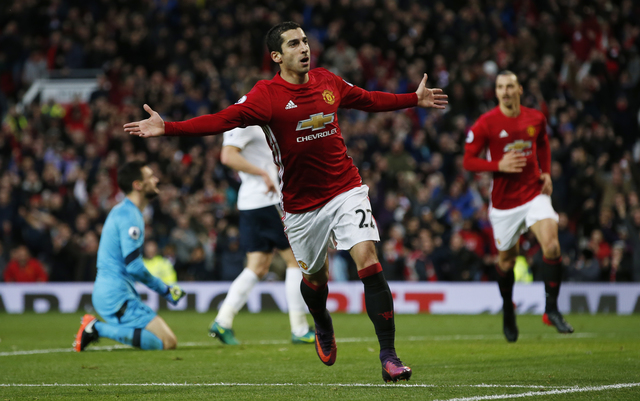 Henrikh Mkhitaryan festejando su gol ante el Tottenham