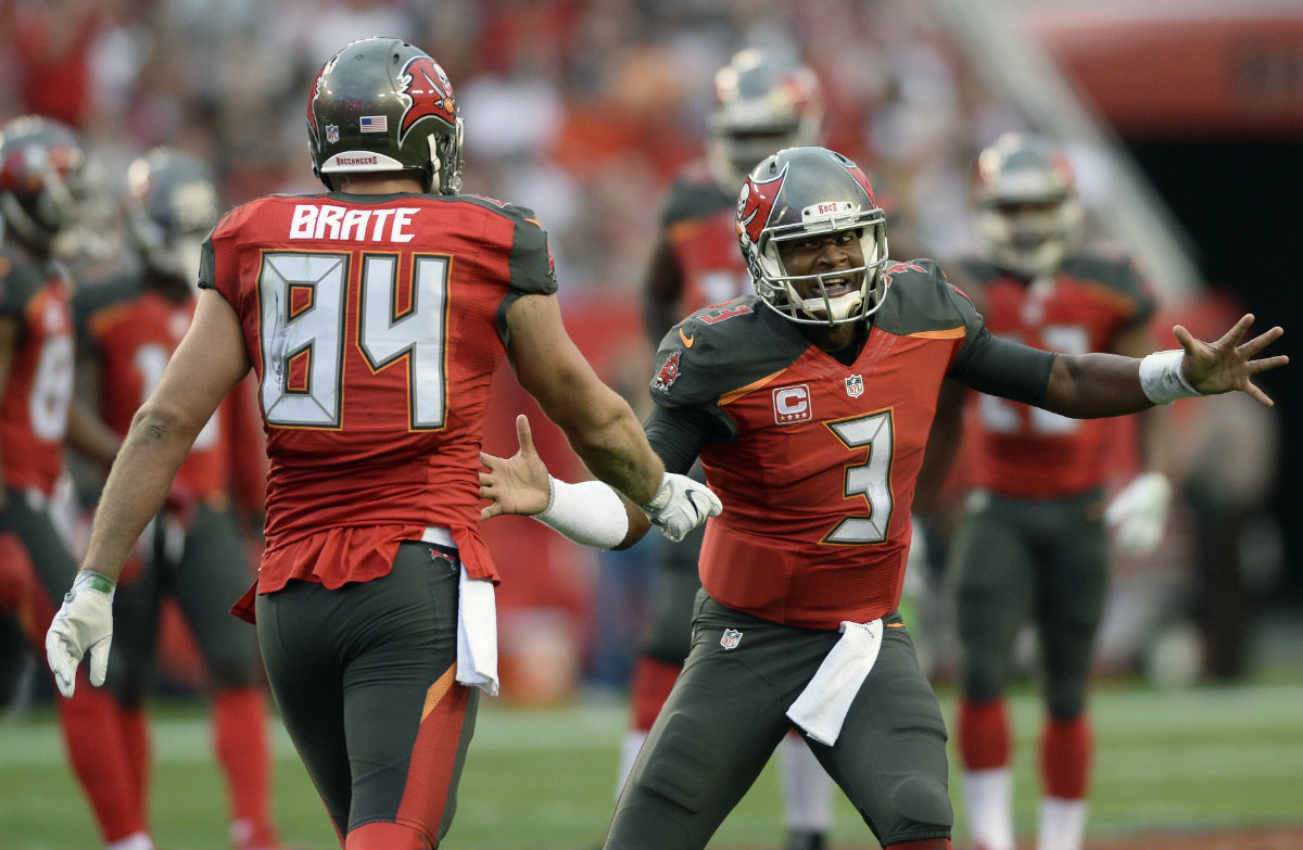 Jameis Winston celebra una anotación con Cameron Brate