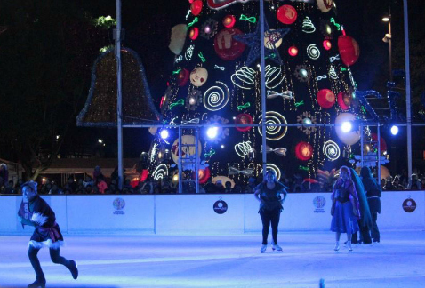 En la Macroplaza del Jardín Cuitláhuac, en Iztapalapa, funciona ya una pista de hielo que los habitantes de esa demarcación pueden utilizar de manera 