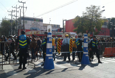 Miles de peregrinos han llegado este domingo a la Basílica de Guadalupe, desde un día antes de la máxima celebración religiosa en este templo.