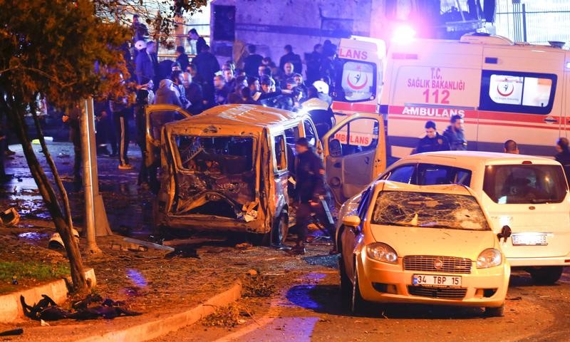 La policía detuvo a 13 personas tras los ataques mientras la policía científica se encuentra en busca de pruebas.