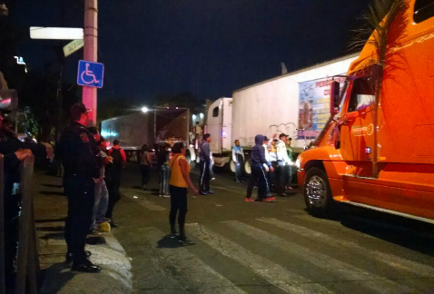 En 7 tráilers, camionetas y autos llegaron unos mil 500 peregrinos a inmediaciones de la Basílica de Guadalupe, procedentes de Santa Rita Tlahuapan, P