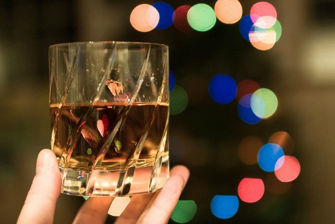 Si vas a consumir bebidas alcohólicas procura tomar agua entre cada trago. 