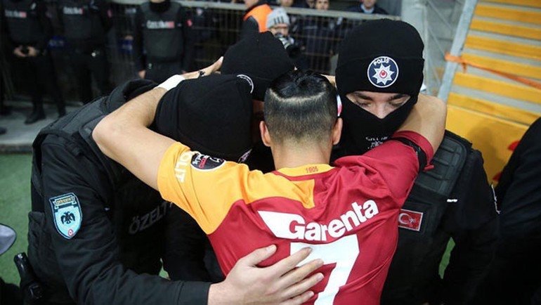 Yasin Östekin celebra con el cuerpo policial del estadio