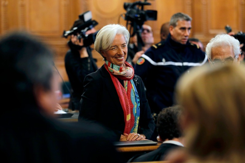Lagarde tomó apuntes mientras el juez resumía los años de litigio que llevaron a los cargos en su contra