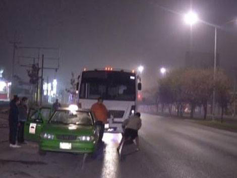 También, un camión de transporte de personal los impactó y el auto salió proyectado alrededor de seis metros. 