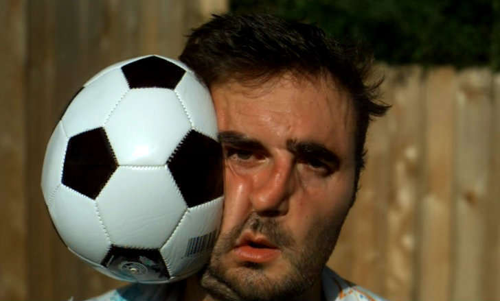 El balonazo en la cara en súper cámara lenta 
