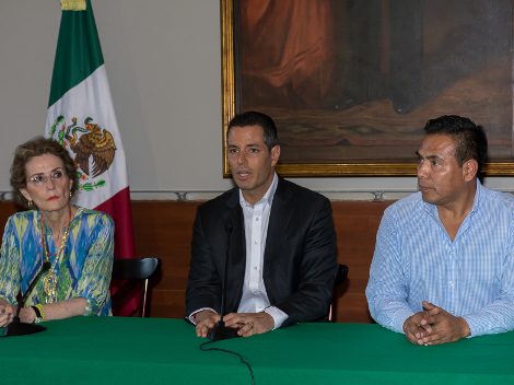 El gobernador de Oaxaca, Alejandro Murat Hinojosa en conferencia de prensa.  
