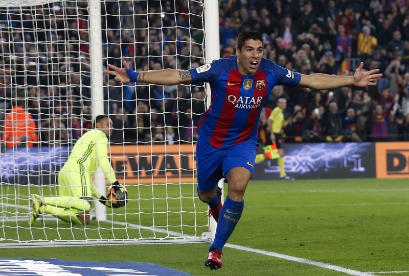 Luis Suárez festeja tras anotar en el Nou Camp
