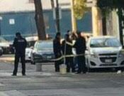 La policía capitalina encontró el cadáver en forma fetal, en medio de dos automóviles estacionados. 