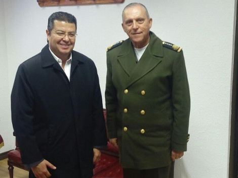 El secretario de la Defensa Nacional, Salvador Cienfuegos Cepeda y el alcalde de Juárez, Armando Cabada Alvídrez.