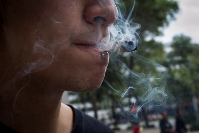 La semana pasada, jóvenes fumaron mariguana frente al Senado para exigir la legalización de la hierba. 