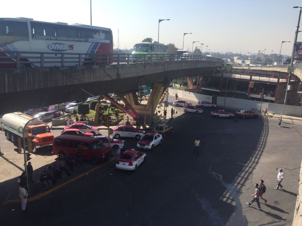 Los taxistas bloquean avenida Insurgentes Norte, con dirección a la Ciudad de México; la salida hacia Ecatepec y Pachuca está libre. 