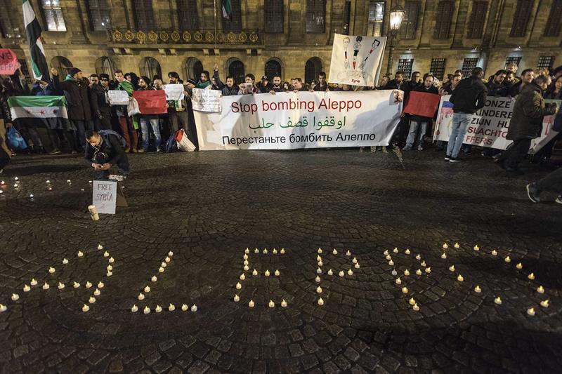 Ciudadanos holandeses celebraron, en la Plaza Dam de Amsterdam, una vigilia en honor a las víctimas de los combates en Alepo.