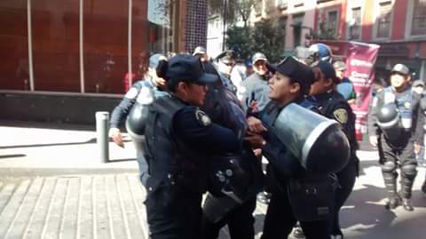 Este domingo, el grupo femenino de cuerdas Dolcissimo fue detenido por policías capitalinos por supuestamente obstruir el paso peatonal. 