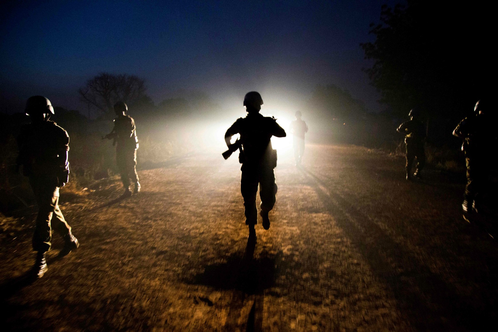Fuerzas de mantenimiento de la paz patrullan por la noche la ciudad de Abyei, área en disputa entre Sudan y Sudan del sur. 