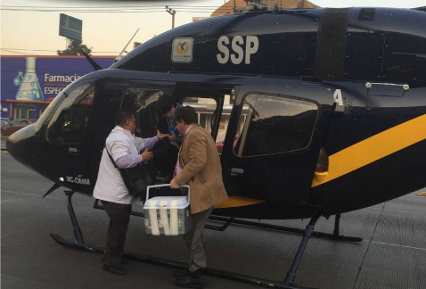 Un helicóptero del Grupo Cóndores de la Secretaría de Seguridad Pública capitalina aterrizó en Calzada Vallejo, para hacer la entrega a personal del H