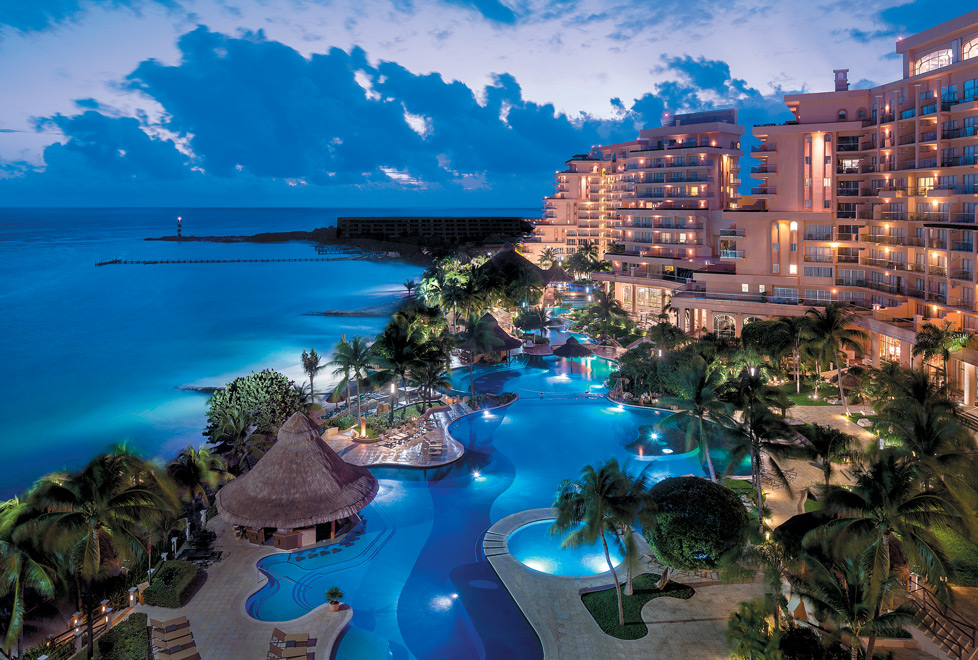 En el hotel Grand Fiesta Americana Coral Beach de Canún, uno de los destinos ideales para despedir el año, se lleva a cabo una fiesta temática para to