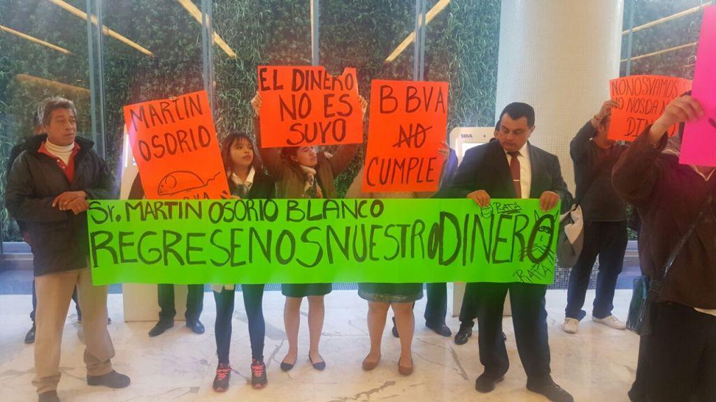 Los inconformes piden que Bancomer les dé el dinero que sus clientes pagan a través de tarjetas electrónicas. 