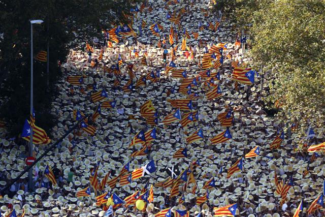 Miles de personas participaron en la manifestación que bajo el lema "A punt" (A punto) pidieron la independencia de Cataluña, en septiembre de este añ