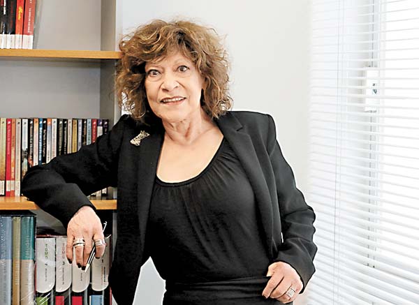 “Se escribe mucho con el oído y con las tijeras”.