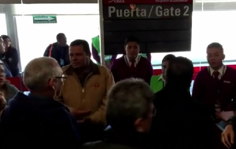 Usuarios de la aerolínea de Volaris, siguen sin poder llegar a su destino, el aeropuerto de Monterrey 
