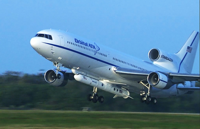 El cohete Pegasus de tres etapas, de 22.6 toneladas y 17 metros de largo, de la empresa Orbital ATK que transporta los satélites del programa CYGNSS (