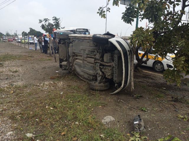 Conductor e taxi pierde el control del vehículo y provoca accidente. 