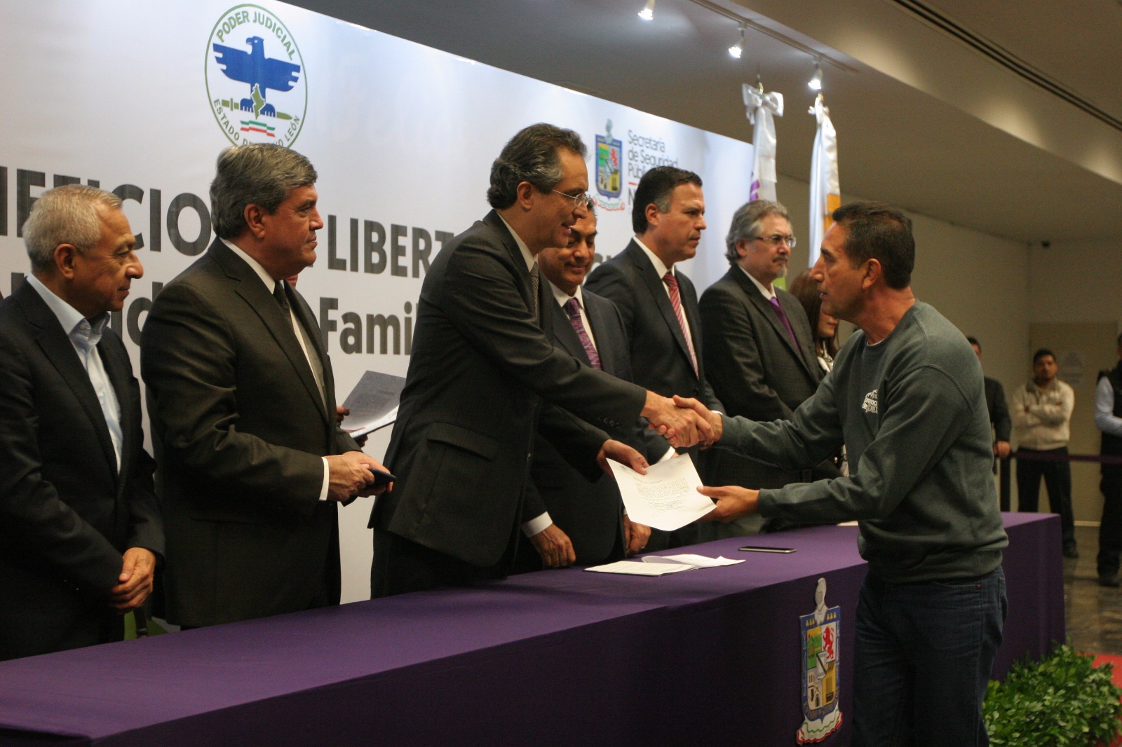 El gobernador y el presidente del Tribunal Superior de Justicia realizaron la entrega de las cartas de pre liberación a cada uno de los reos.