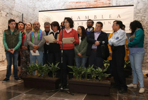 Integrantes de la comunidad LGBTTTI exigen a la Asamblea Constituyente incorporar los matrimonios igualitarios en la Constitución de la CdMx.