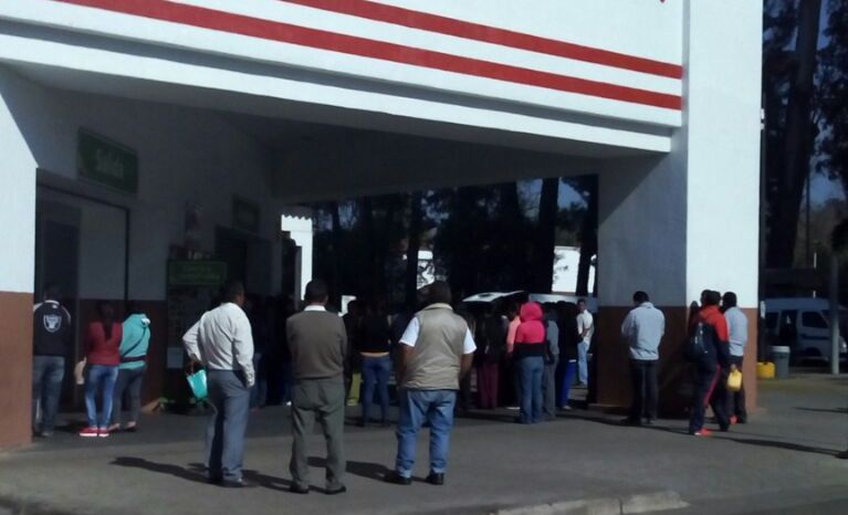 Los maestros colocaron mantas y cartulinas en los accesos de las plazas.