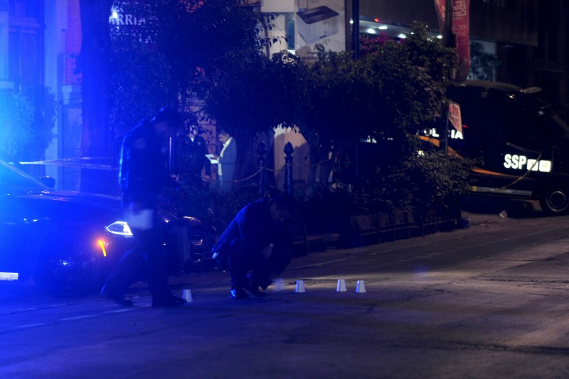 olicías resguardaron la escena del crimen, donde peritos encontraron casquillos de bala.