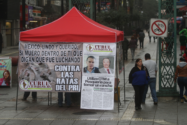 Se colocaron con mantas y un toldo en medio de la calle peatonal. 