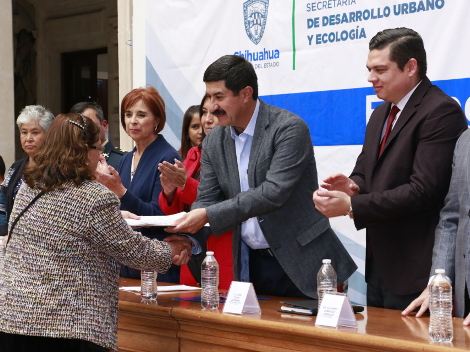 El gobernador de Chihuahua, Javier Corral entregó 624 escrituras en el Patio Central de Gobierno.