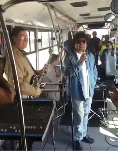 Instalados con instrumentos y micrófono en mano, el grupo Los Ángeles Negros interpretó la canción "Debut y Despedida".  
