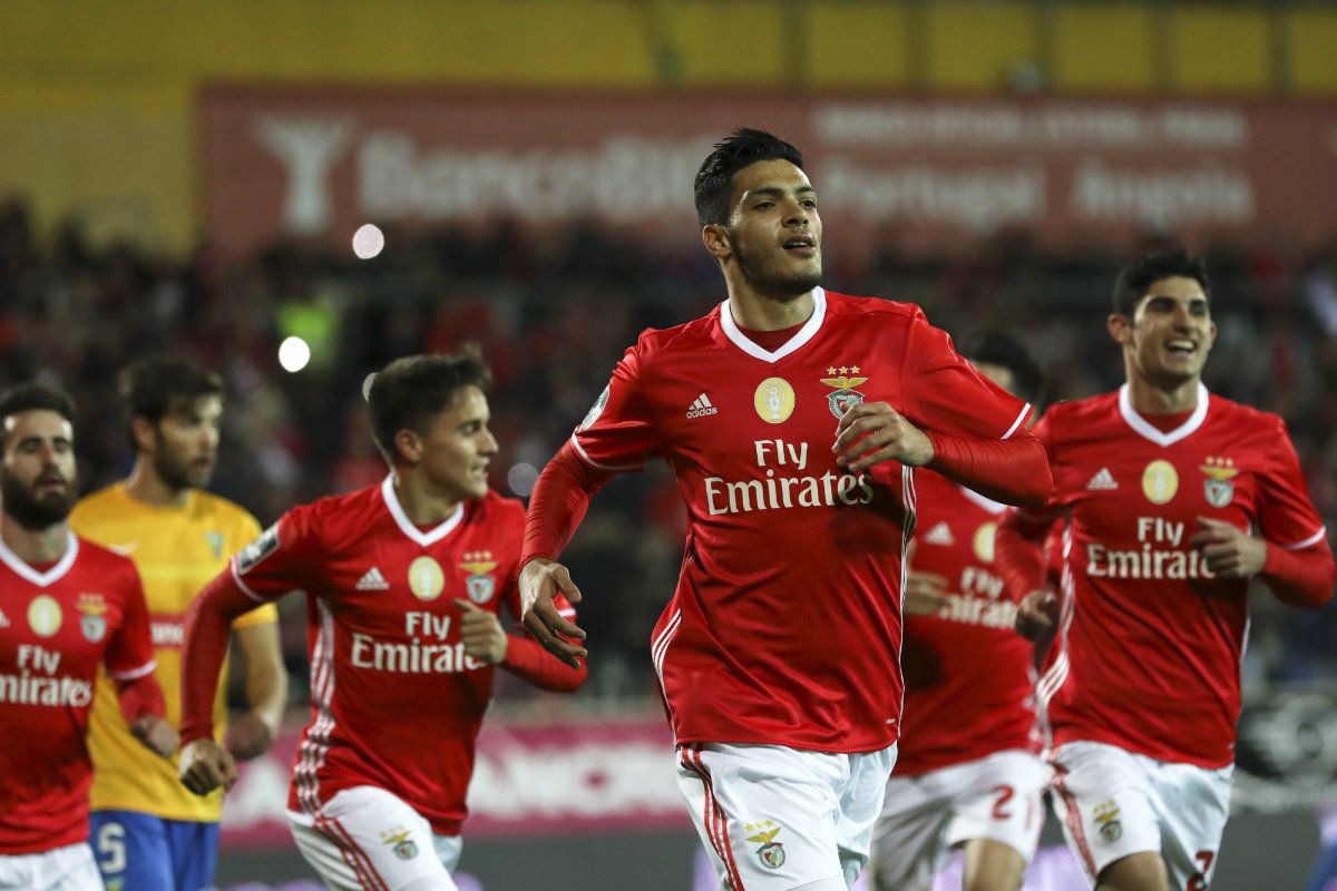 Jiménez anotó de penal su cuarto gol consecutivo