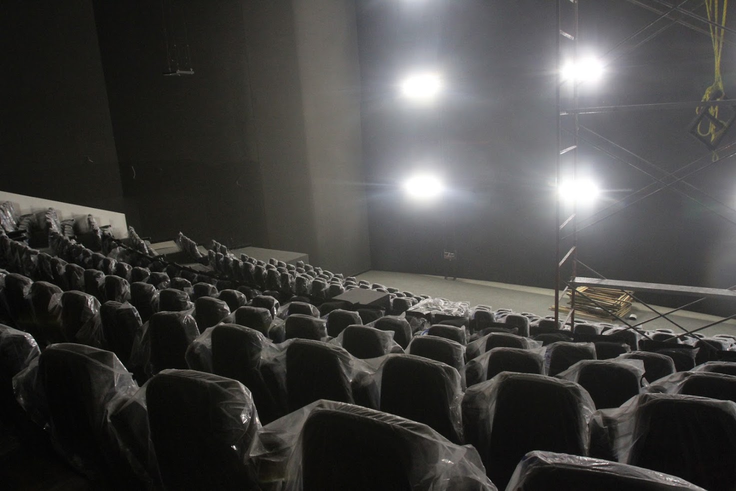 La sala tiene capacidad para 360 personas, incluidos lugares de palco destinados a personas que lleguen en silla de rueda así como para sus acompañant