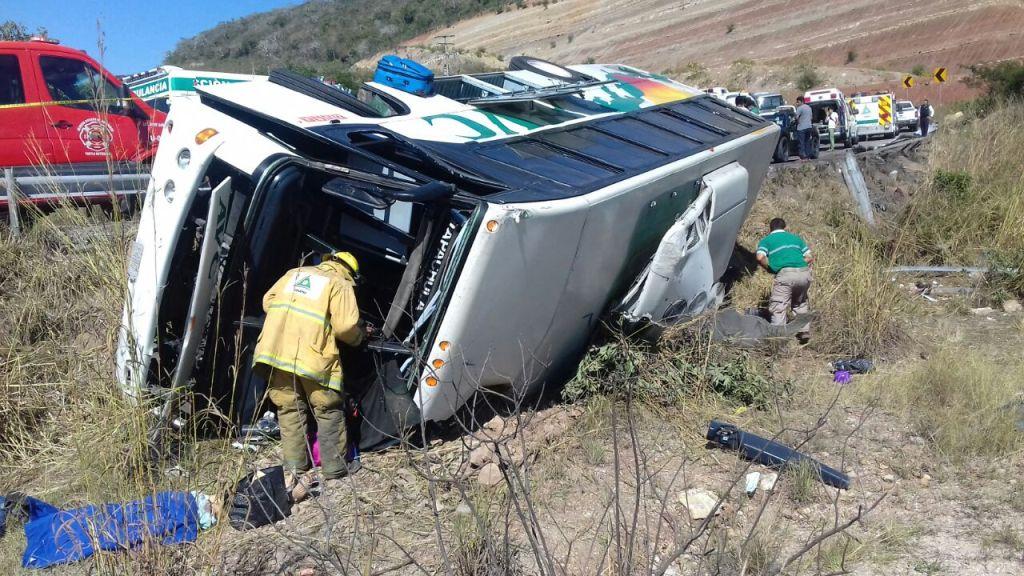Cuerpos de rescate acudieron al lugar para atender a los heridos y trasladarlos al hospital Gilberto Gómez Maza de Tuxtla Gutiérrez.