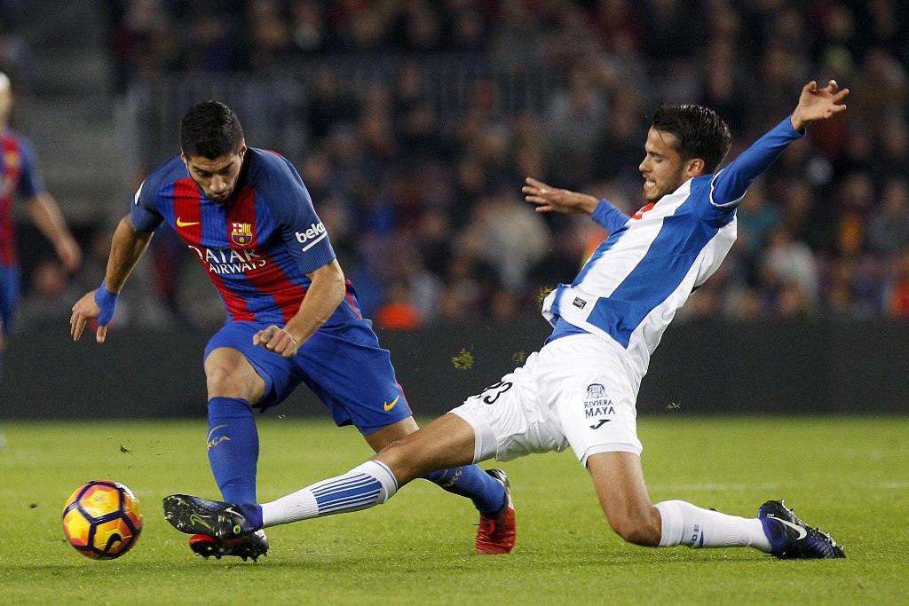 Diego Reyes intenta cortar un disparo de Luis Suárez 