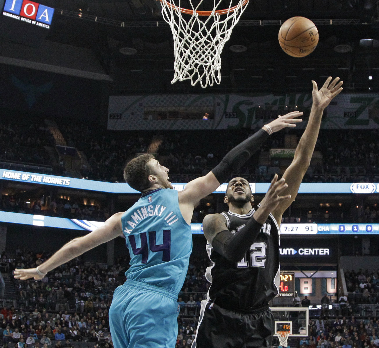 Los Spurs derrotaron a los Pelícanos