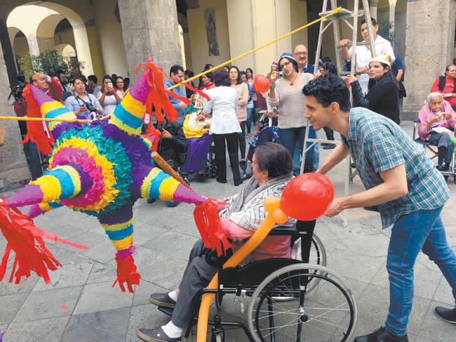 Todas las personas de la tercera edad tuvieron su oportunidad de pegarle a la piñata. 