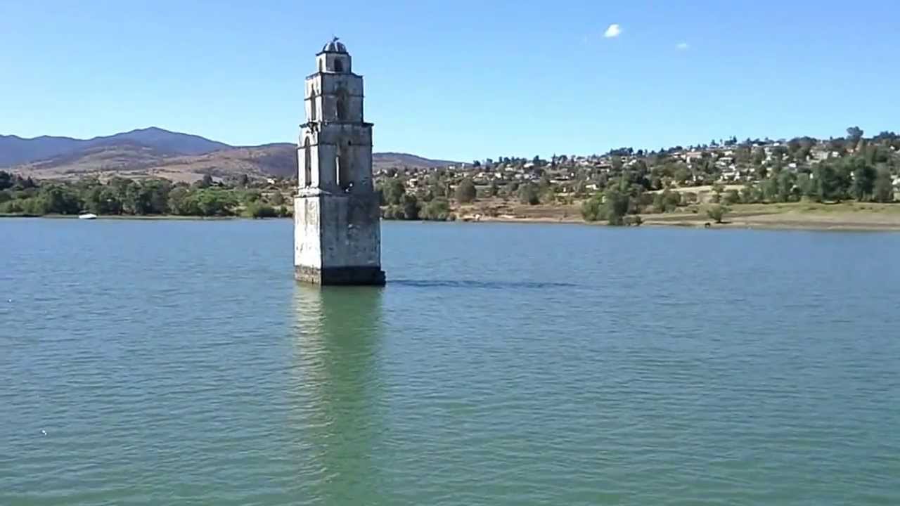 La presa de San Luis Taxhimay es uno de los principales atractivos donde sobresalen las torres de dos iglesias.