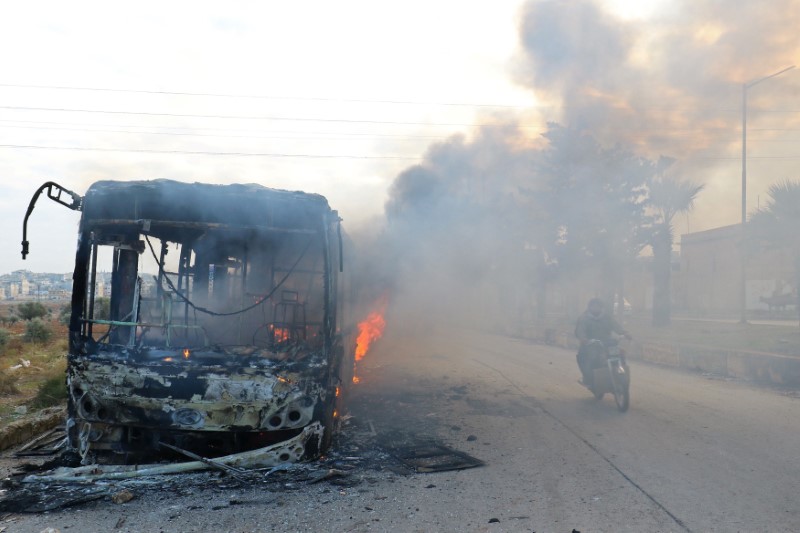 La televisión estatal siria informó que los autobuses fueron quemadas por “terroristas armados”.