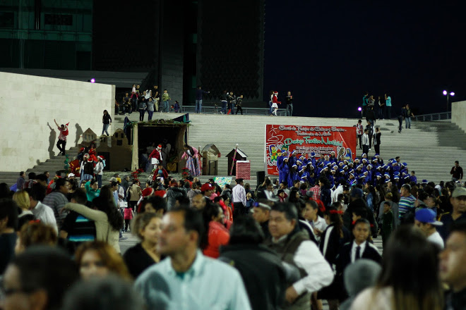 Alumnos de diversas escuelas, asistieron a la Plaza Mayor convocados por el PRI Torreón.