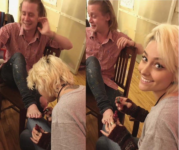 Paris Jackson pinta las uñas a Macaulay Culkin´.